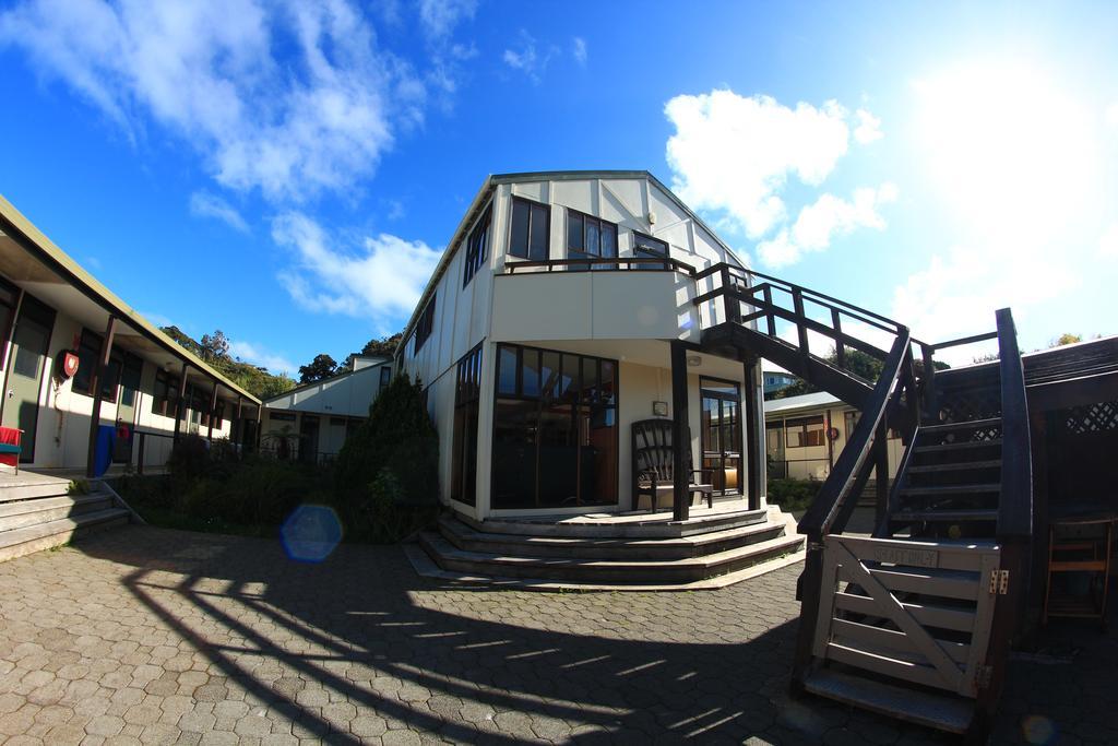 Хостел Stewart Island Backpackers Half-moon Bay Екстер'єр фото