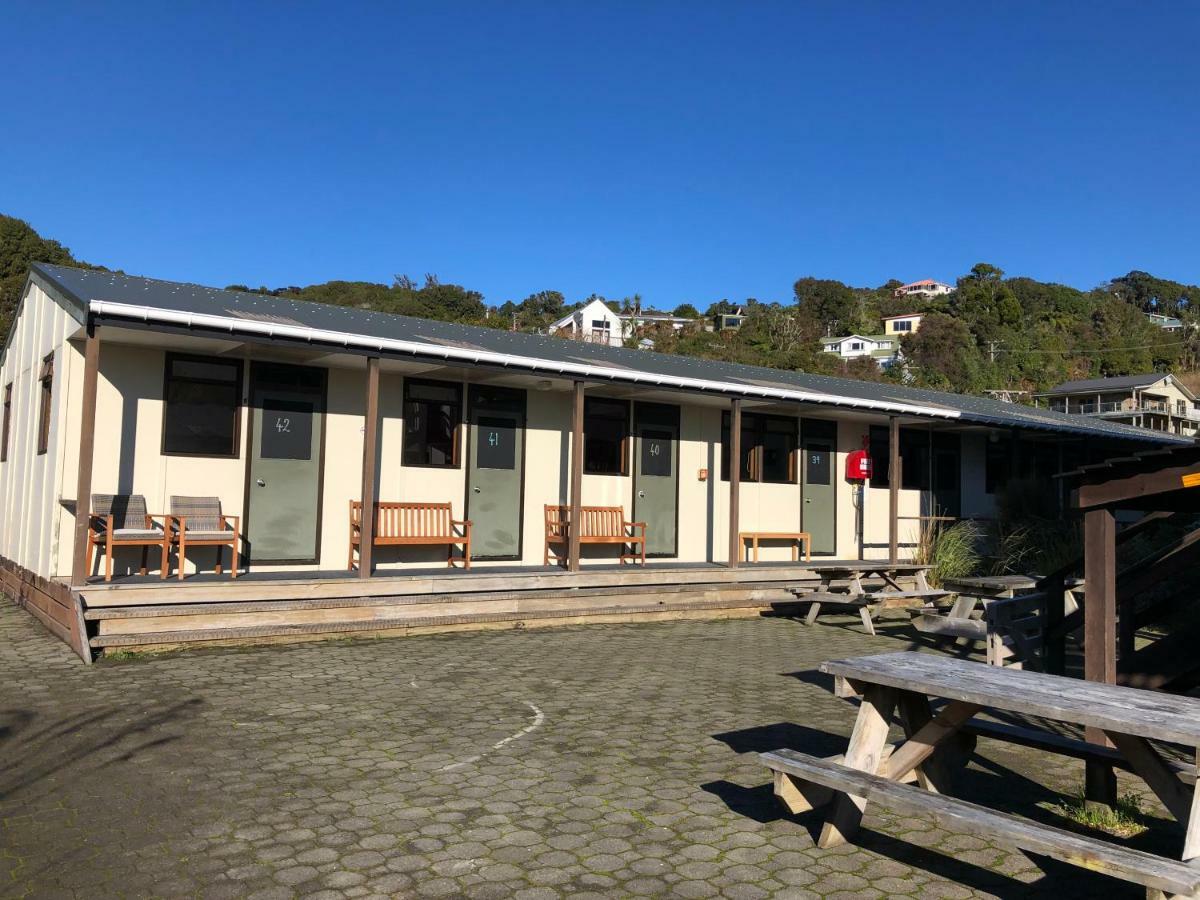 Хостел Stewart Island Backpackers Half-moon Bay Екстер'єр фото