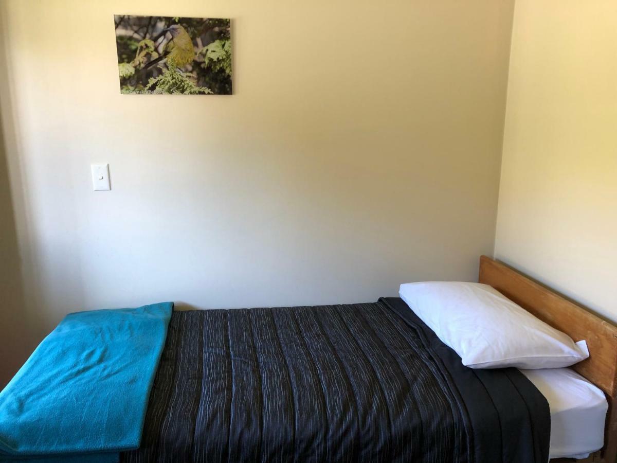 Хостел Stewart Island Backpackers Half-moon Bay Екстер'єр фото