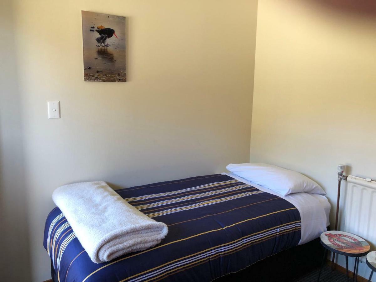 Хостел Stewart Island Backpackers Half-moon Bay Екстер'єр фото